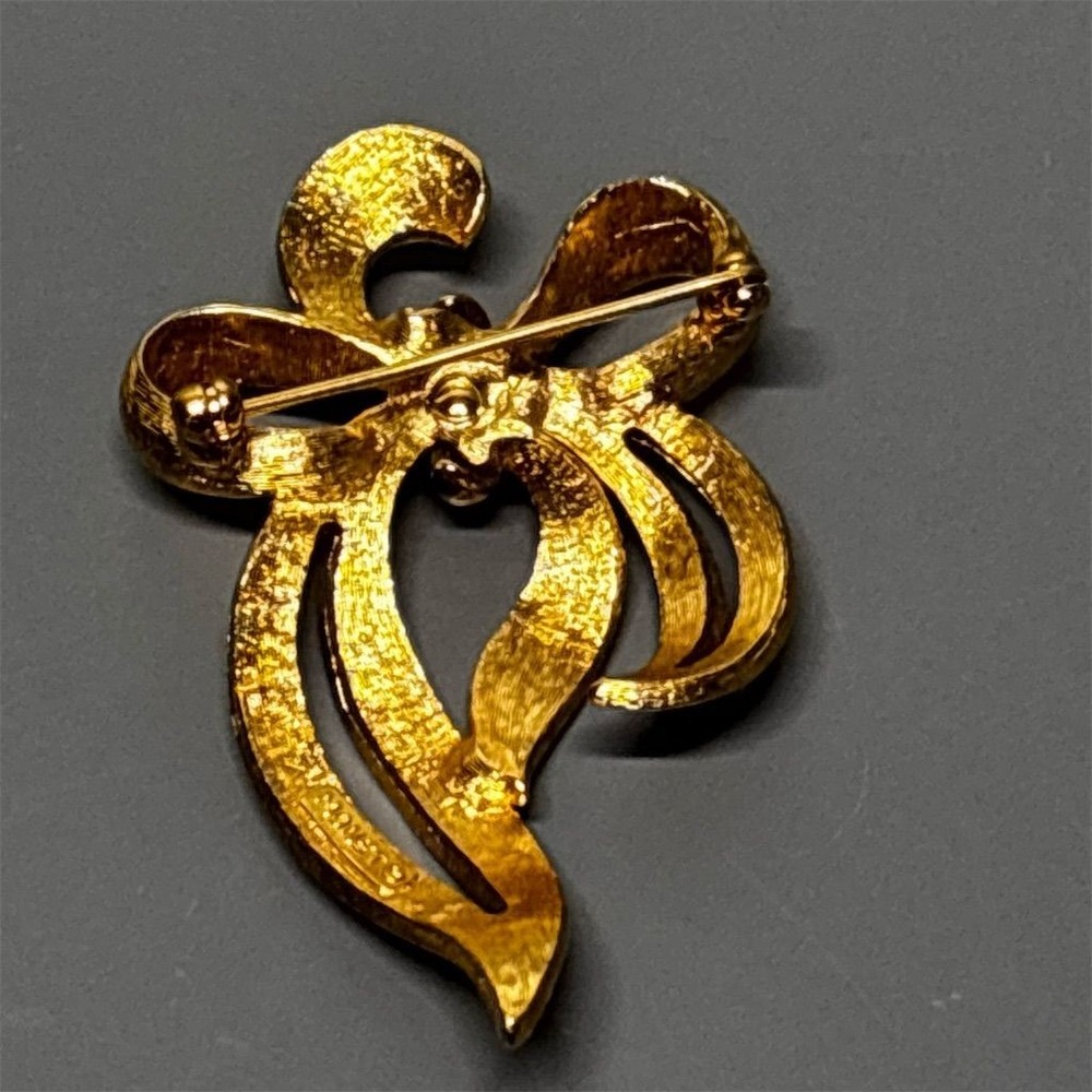 Monet Brooch Gold‎ Tone Ribbon Bow Textured Signed Vintage Elegant Costume - Picture 2 of 9
